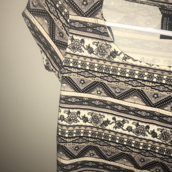 💕 Tribal print crop top 💕 - Picture 2 of 4